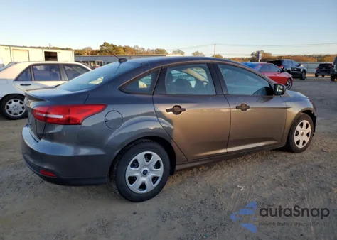 2018 Ford Focus S z USA, uszkodzony, nr VIN 1FADP3E25JL249358